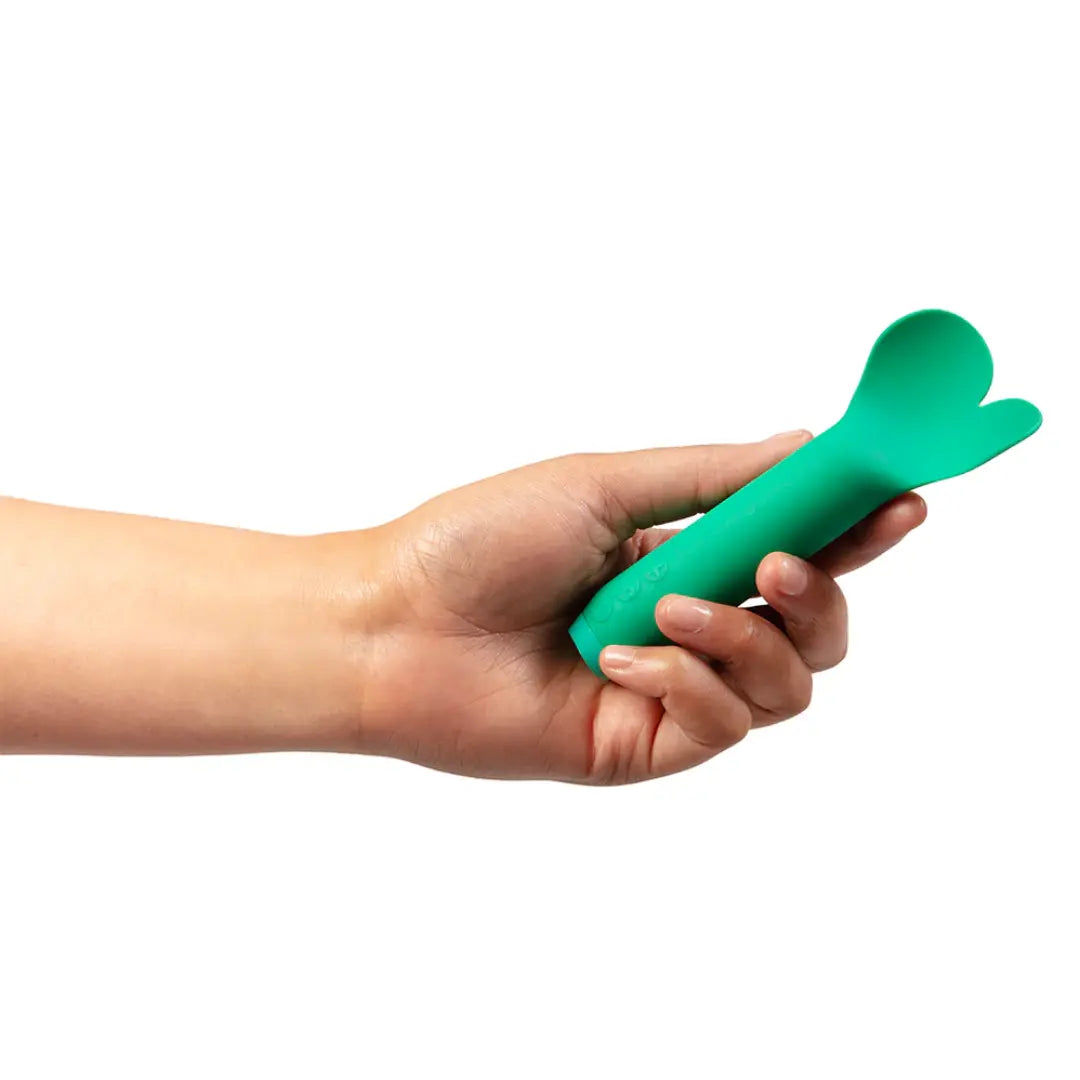 Je Joue Amour slim vibrator in emerald green held in hand